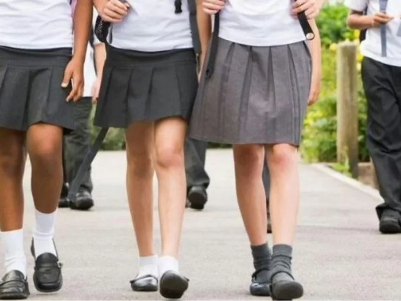 Eliminar uso de faldas en escuelas de Puebla, proponen