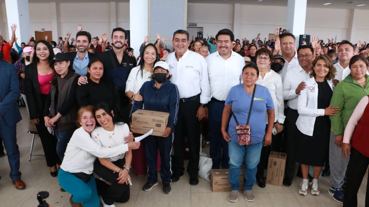 Entrega de apoyos a familias poblanas en Puebla