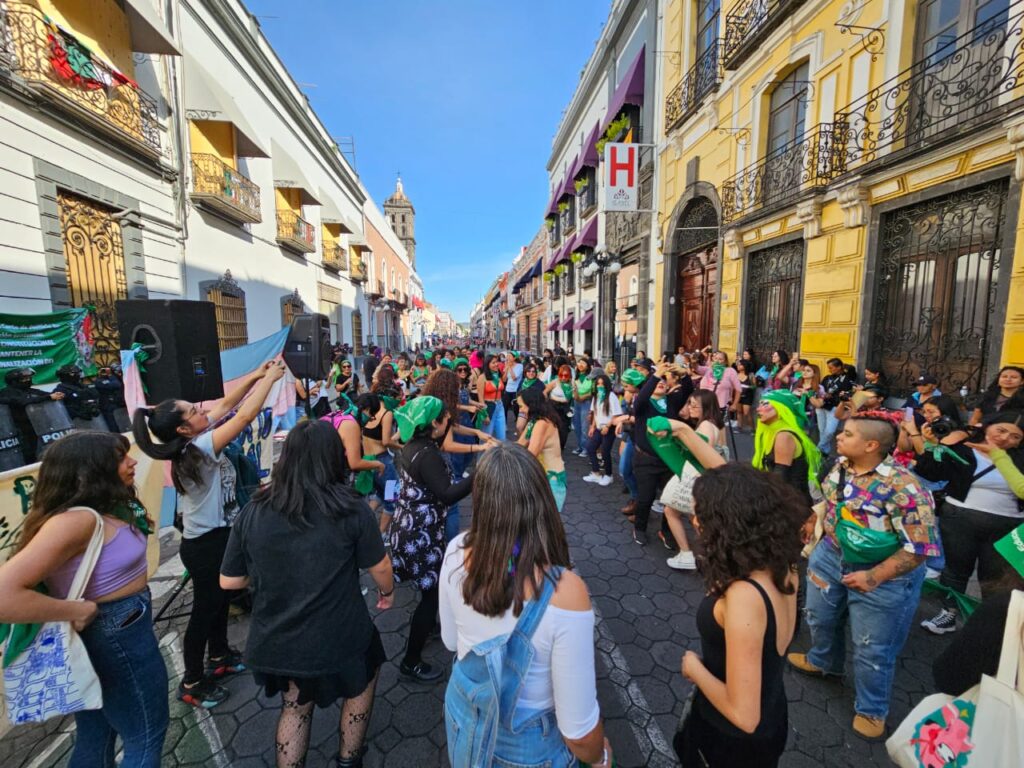 Feministas se reúnen y bailan afuera del Congreso del Estado