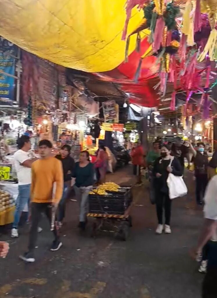 Gente comprando Mercado Hidalgo