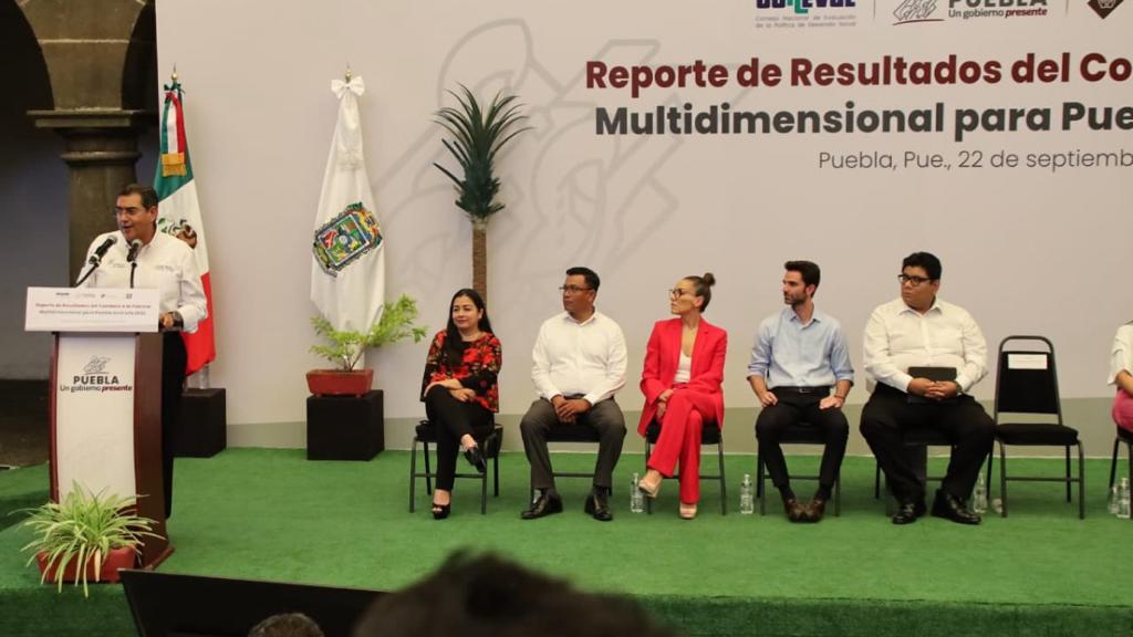 Gobernador de Puebla, Sergio Salomón y funcionarios en reporte de resultados del Coneval