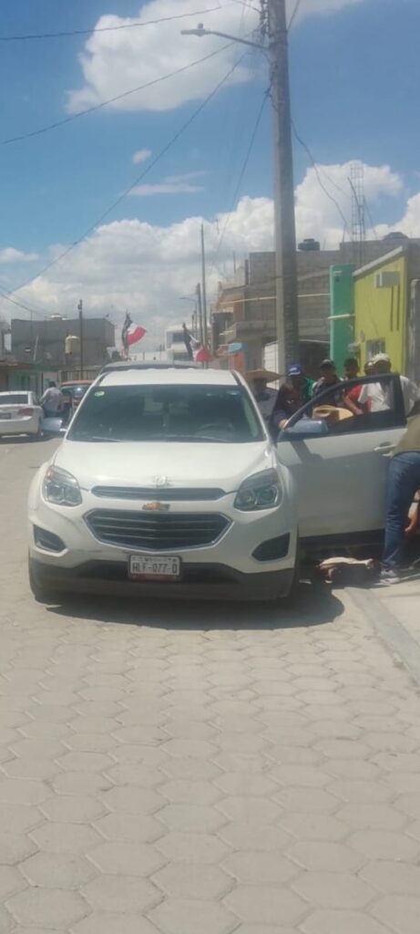 Auto estacionado en la calle, de presunta víctima de robo de auto en Puebla/ Matan a compradores de autos