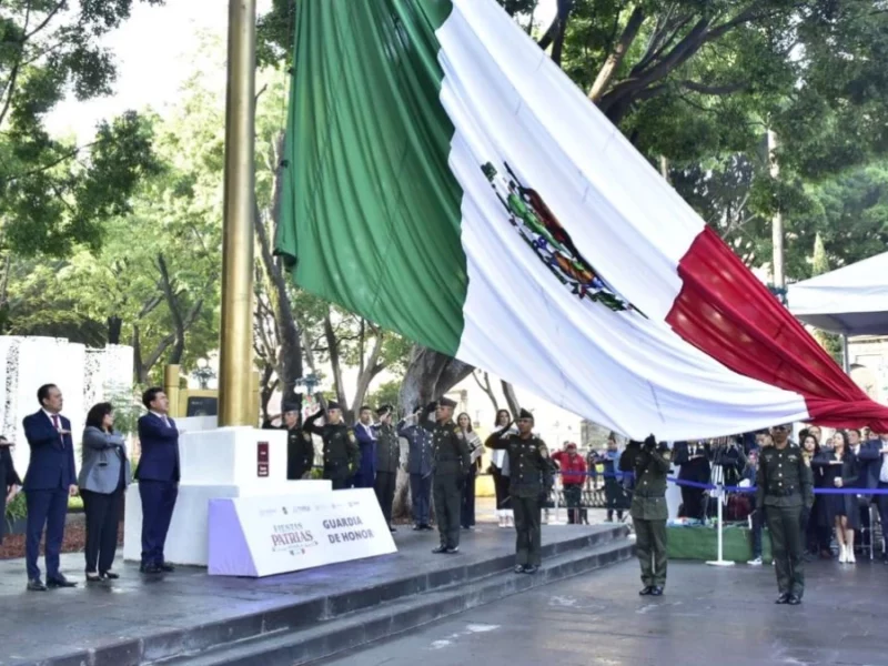 Izamiento de bandera en zócalo de Puebla
