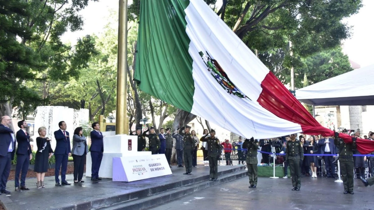Izamiento de bandera en zócalo de Puebla