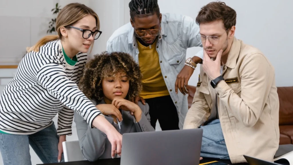 Jóvenes planeando un trabajo laboral