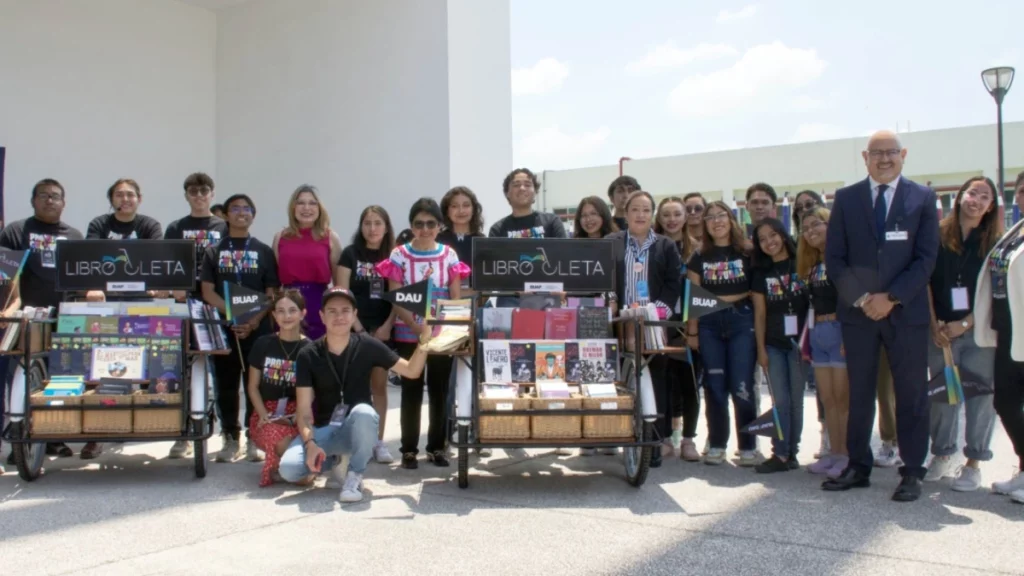 Rectora de la Buap presentando Librocleta