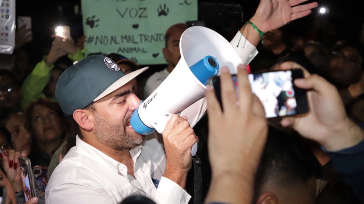 El activista Arturo Islas con un megáfono en bloqueo de la Vía Atlixcáyotl
