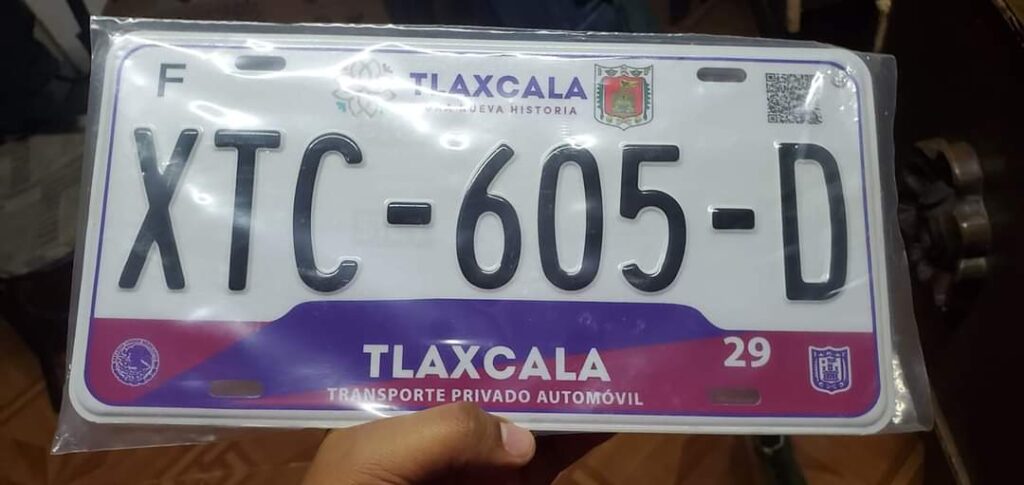 Así son las falsas placas de Tlaxcala que venden en Puebla