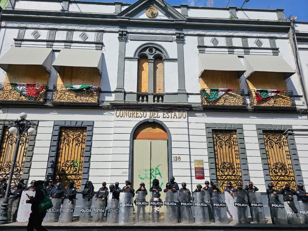 Policía resguarda sede del Poder Legislativo de Puebla