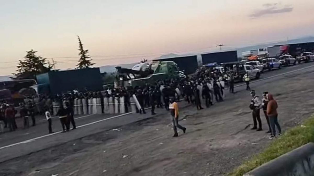 Policías retiran a manifestantes en la autopista Puebla-México