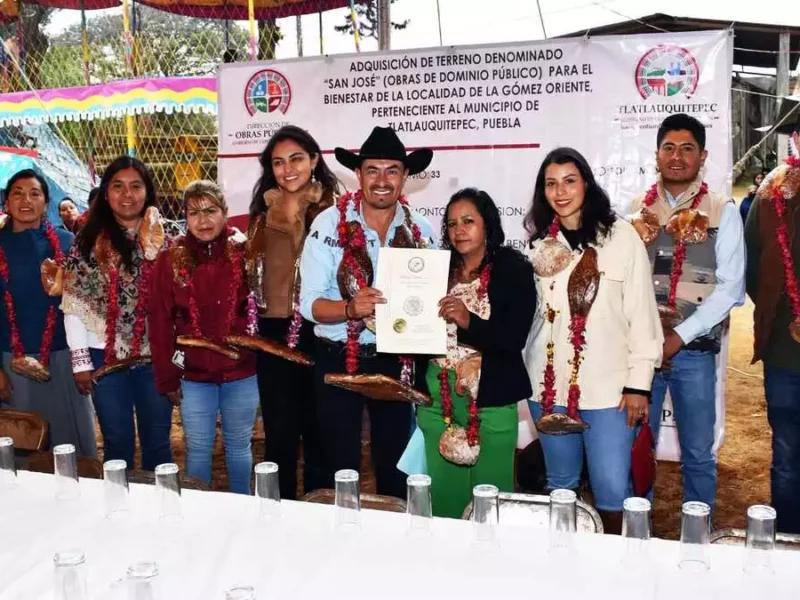 Porfirio Loeza entrega terreno para panteón en Tlatlauquitepec