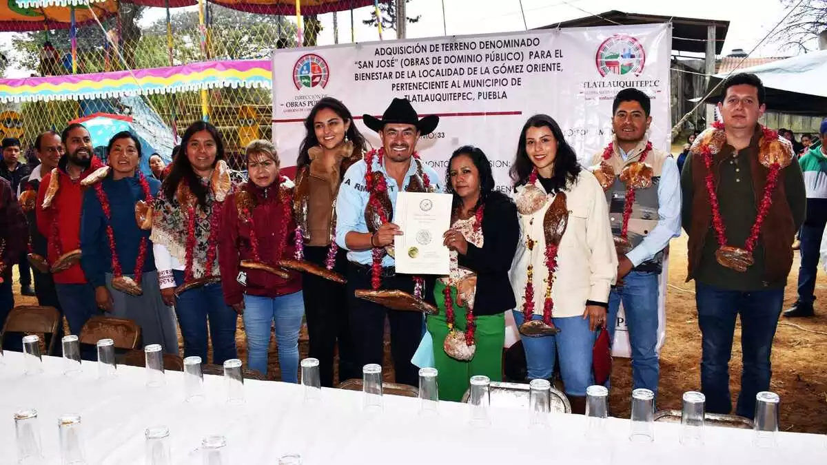 Porfirio Loeza entrega terreno para panteón en Tlatlauquitepec