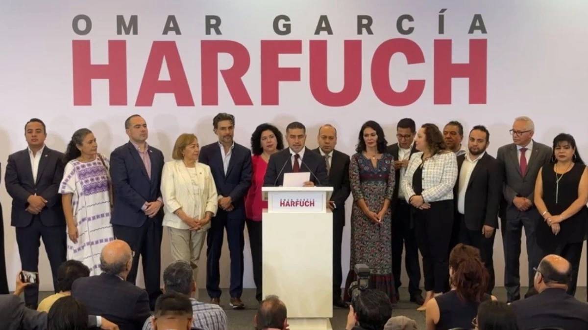 Rueda de prensa de Omar García Harfuch a lado de políticos