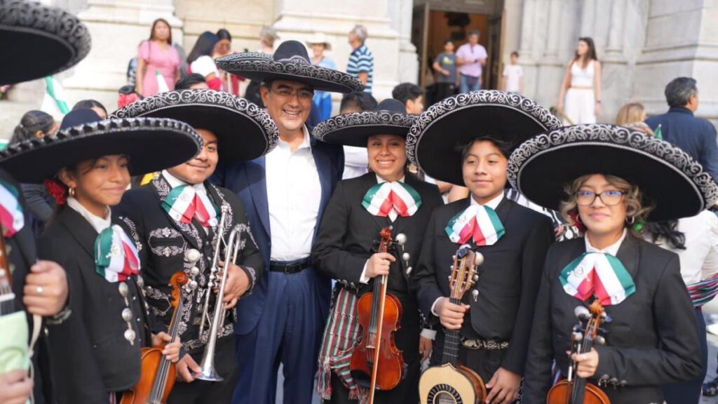 Sergio Salomón Céspedes con mariachis en Nueva York