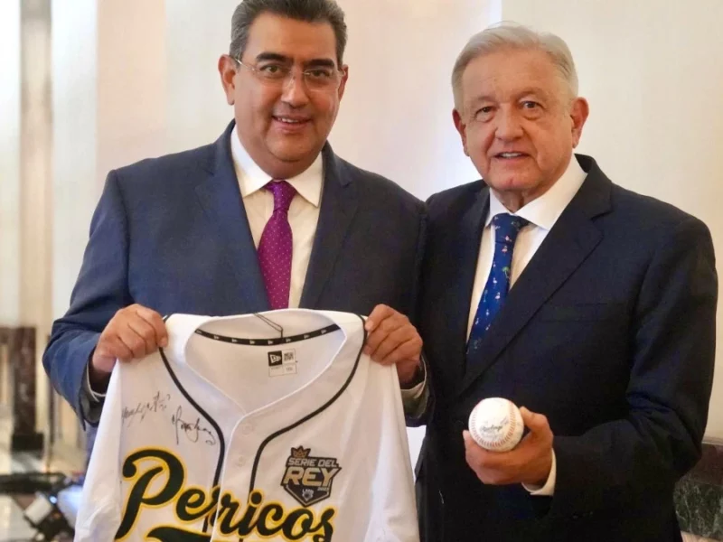 Sergio Salomón y AMLO con jersey de Pericos de Puebla