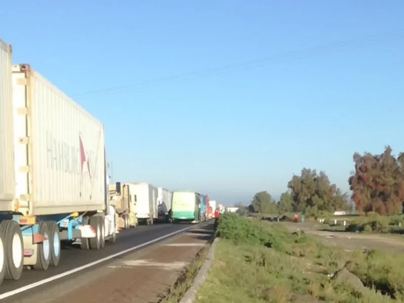 Accidente vial en la Acatzingo-Ciudad Mendoza provoca tráfico