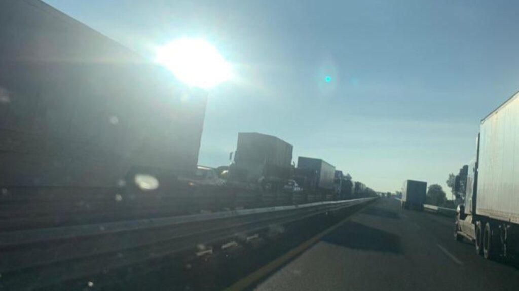 Fila autos y trailers en la autopista Acatzingo-Ciudad Mendoza tras accidente vial.