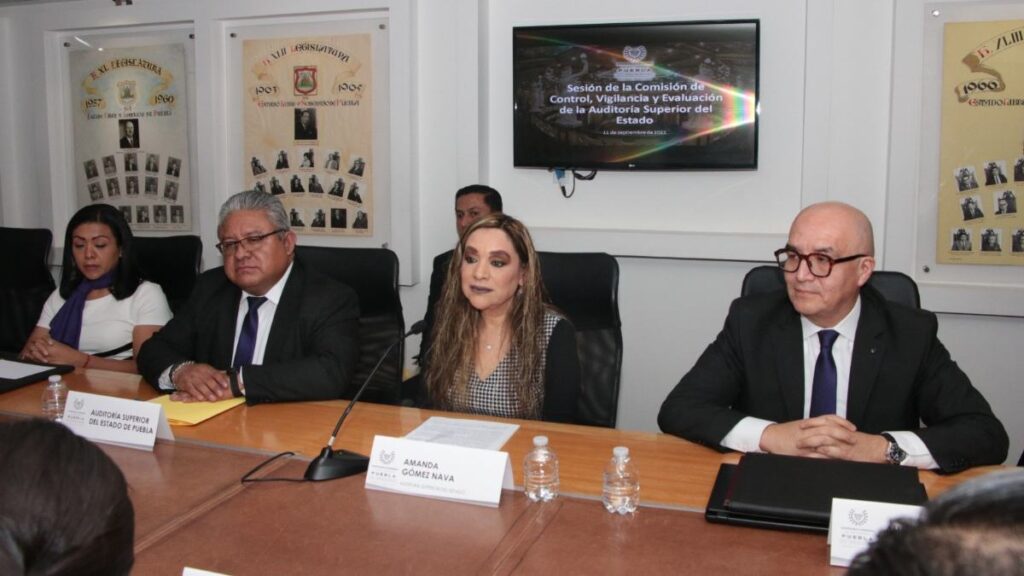 Amanda Gómez en comparecencia ante diputados del Congreso de Puebla.