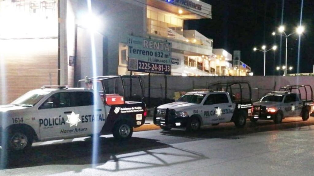 Patrullas de Policía Estatal de Puebla estacionadas en vialidad de Atlixcáyotl.