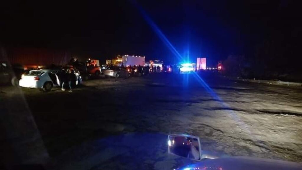 Autos detenidos por tráfico en la autopista Puebla-Orizaba debido a un cateo de Fiscalía de Puebla.