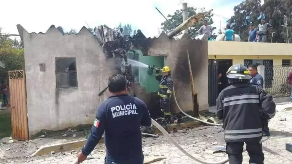 ¡De película! Cae avioneta sobre casa en Felipe Ángeles, Puebla; hay tres muertos