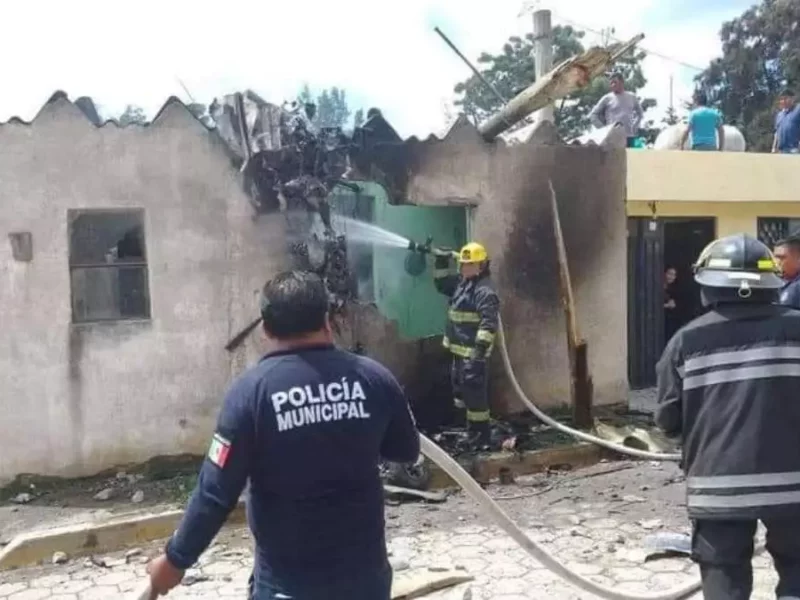 ¡De película! Cae avioneta sobre casa en Felipe Ángeles, Puebla; hay tres muertos