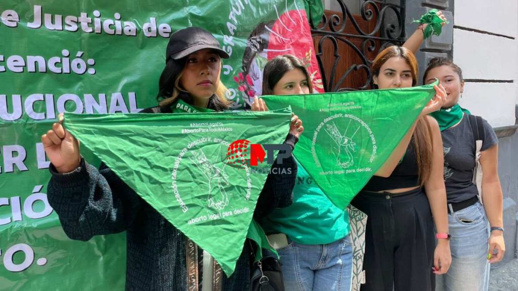 Colectivas feministas protestan en entrada del Congreso de Puebla para que se legalice el aborto.