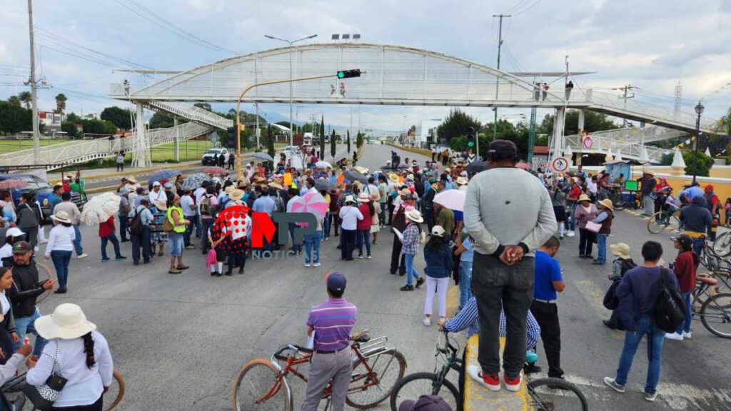 Pobladores de San Andrés Cholula protestan en la carretera federal a Atlixco.