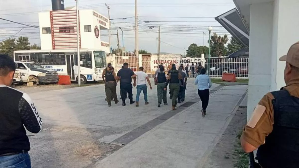 Ministeriales detienen a 7 policías de Acajete en su comandancia