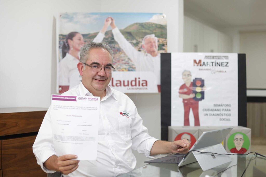 Doctor José Antonio Martínez muestra su registro para competir para ser candidato a gobernador de Puebla.