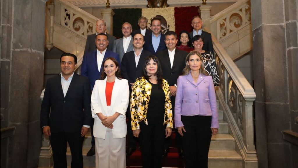 Alcaldes de la asociación de Ciudades Capitales en palacio municipal de Puebla.