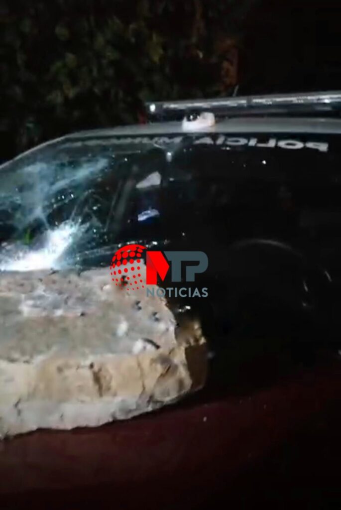 Pobladores retienen a policías por asesinar a un hombre en Cuetzalan