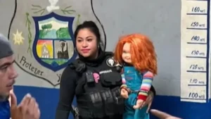 ¡Esposan y detienen al muñeco 'Chucky' por “colaborar” en asustar en Coahuila!