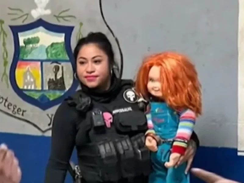 ¡Esposan y detienen al muñeco 'Chucky' por “colaborar” en asustar en Coahuila!