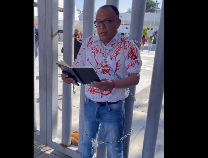 Hombre protesta afuera de la SEP, se encadena y extrae sangre: ¿por qué?