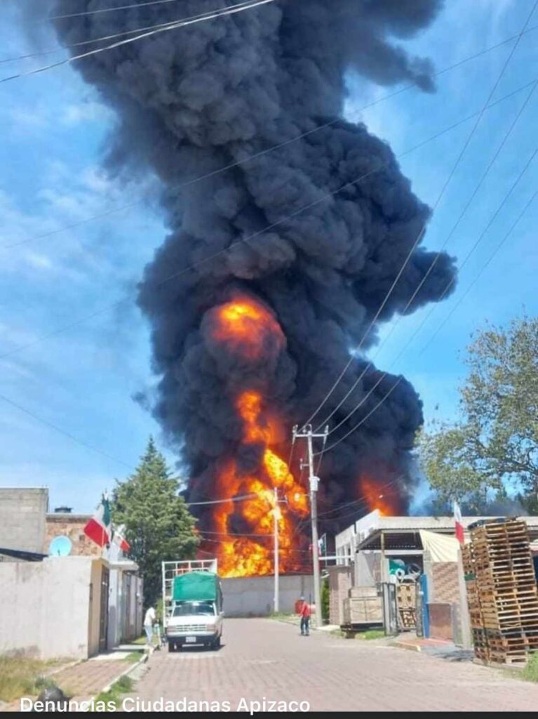 Columna de humo de incendio en fábrica de Tlaxcala.