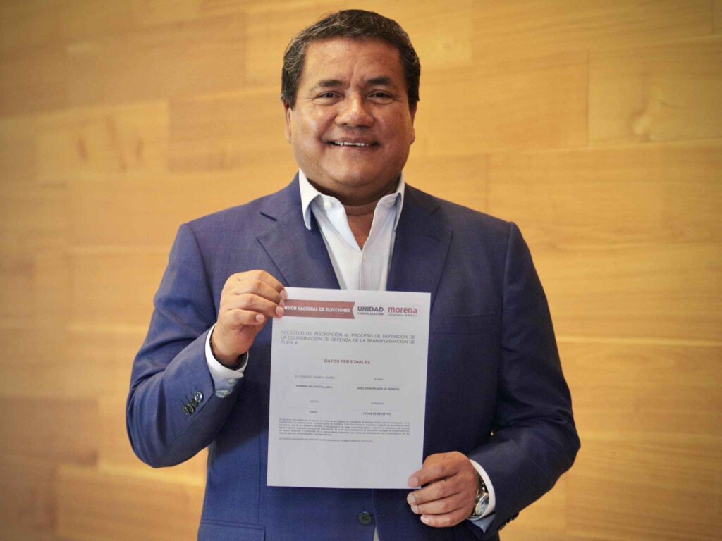 Ellos quieren gobernar Puebla en 2024: Julio Huerta con hoja de registro por Morena para la candidatura a gubernatura en Puebla.