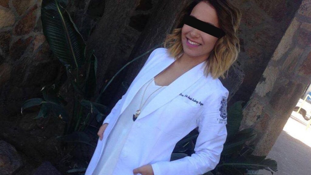 Doctora Ali Jasel, víctima de feminicidio en Baja California Sur con bata médica.