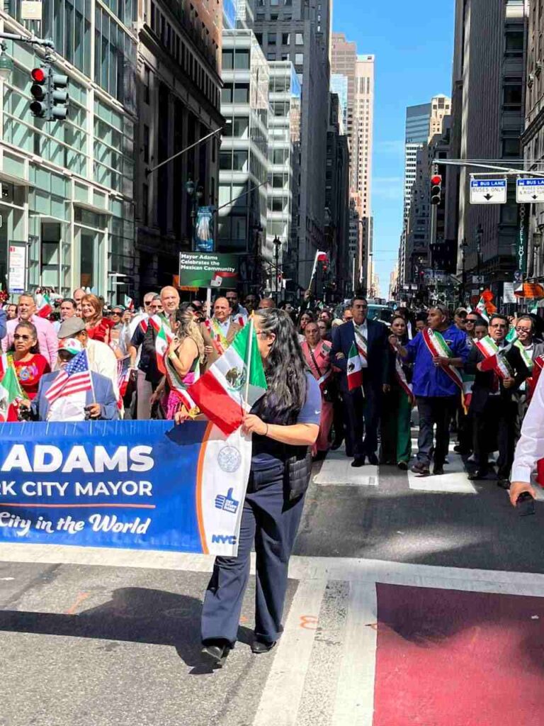 Gobernador Sergio Salomón en desfile con migrantes poblanos en calles de Nueva York.