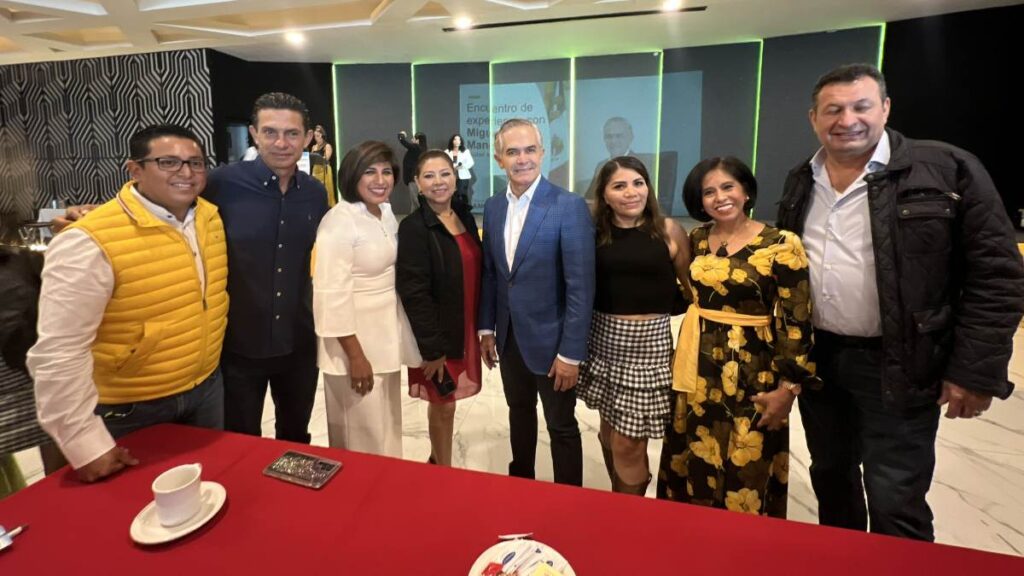 Roxana Luna con compañeros del partido PRD, entre ellos el senador Miguel Mancera.
