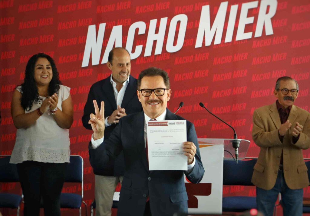 Ellos quieren gobernar Puebla en 2024: Ignacio Mier con hoja de registro para la encuesta interna de Morena Puebla.