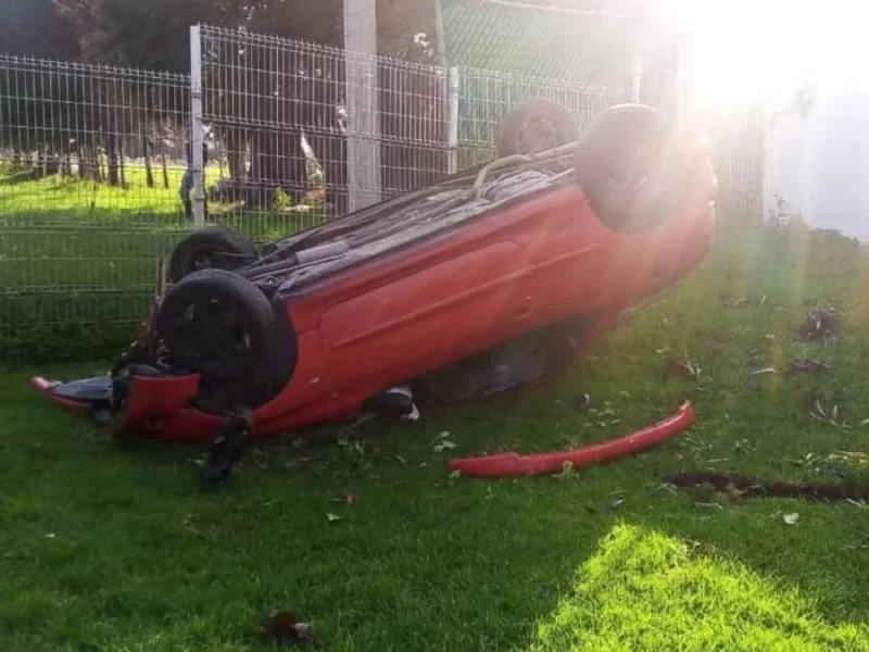 Nuevo tope en 11 Sur provoca volcadura de auto, frente a Jardín del Sur