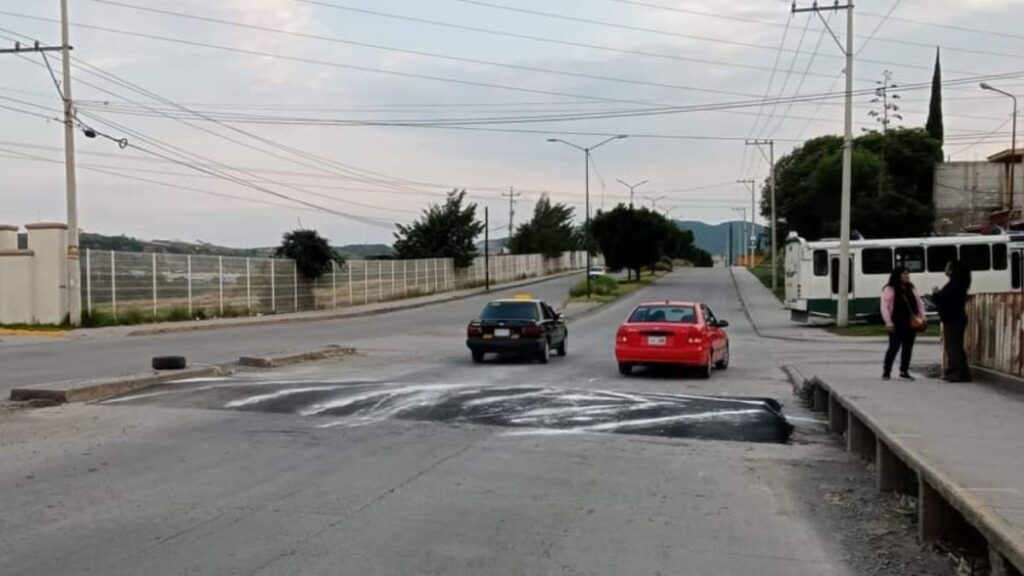 Tope sin señalética que provocó una volcadura en la ciudad de Puebla.