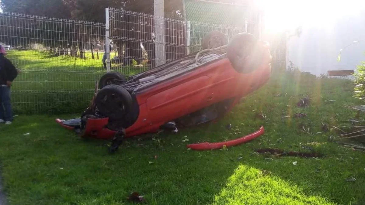 Nuevo tope en 11 Sur provoca volcadura de auto, frente a Jardín del Sur