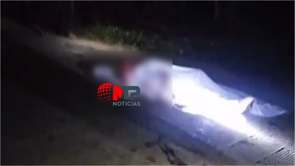 Pobladores retienen a policías por asesinar a un hombre en Cuetzalan