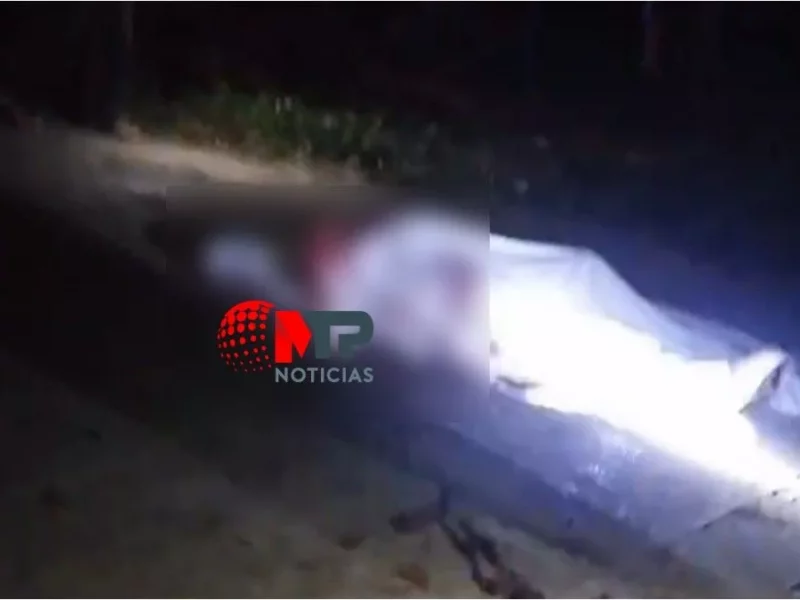 Pobladores retienen a policías por asesinar a un hombre en Cuetzalan