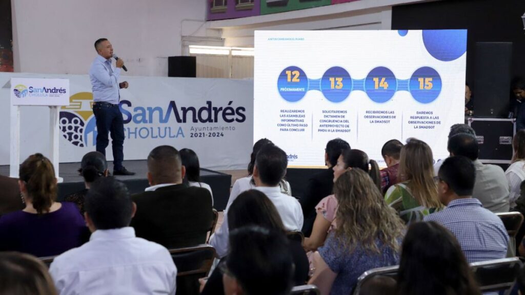 Presidente municipal Edmundo Tlatehui durante presentación del Programa Municipal de Desarrollo Urbano en San Andrés Cholula.