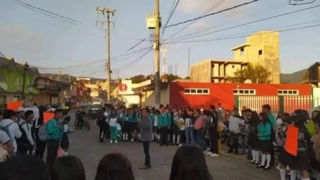 Protestan en Cobaep porque los obligan a comprar libros de mil 200 pesos ¡Y no los usan!