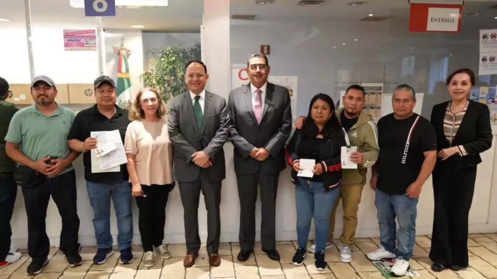 Sergio Salomón entrega documentación oficial a migrantes poblanos en Nueva York