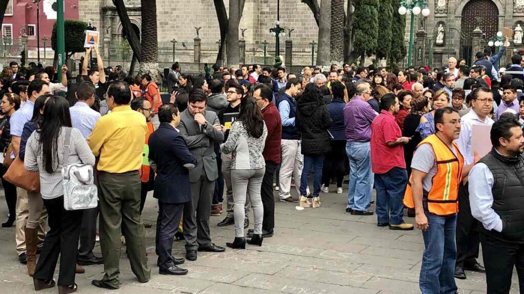 Personas se reúnen en el zócalo de Puebla capital el 13 de noviembre de 2018.